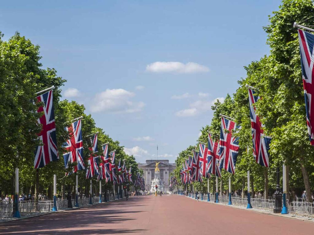 A Royal Walking Tour, London Buckingham Palace