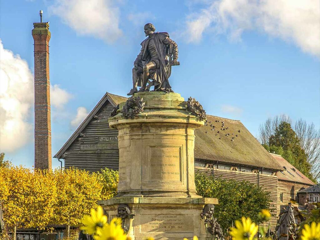 Stratford-upon-avon, Shakespeare statue.